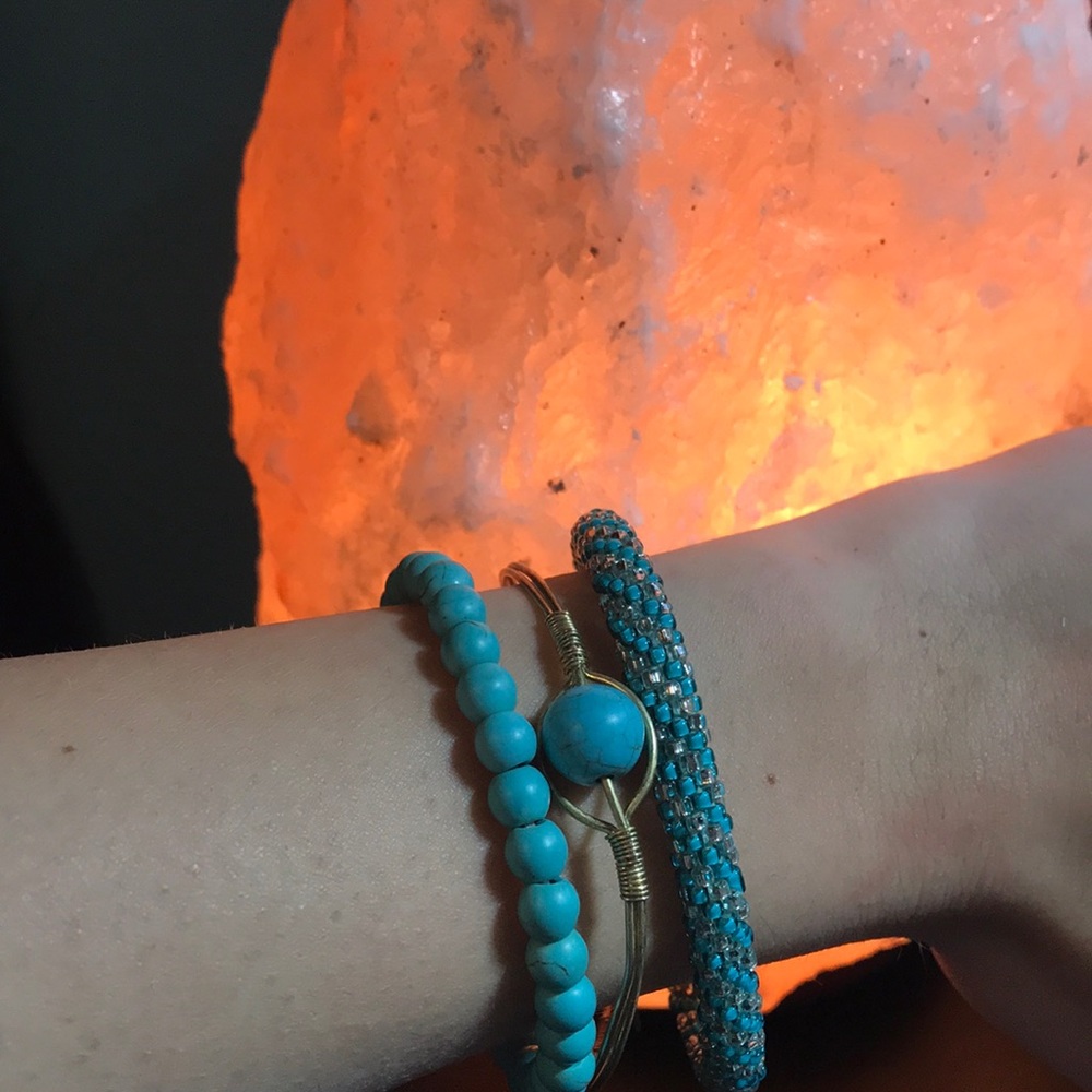 Turquoise stone bracelet with gold wire wrapping. - Picture 5 of 6